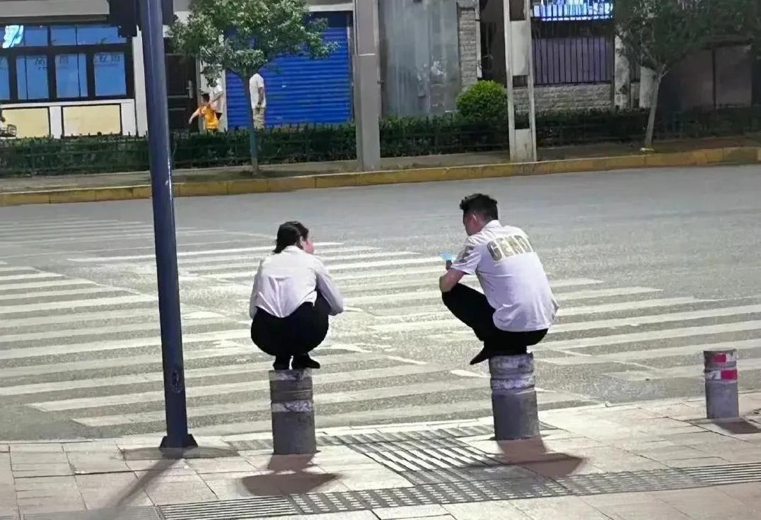 狠人狠事你见过的狠人做过什么狠事呢？我有个同学，有一回脖子上长了个鸡蛋般
