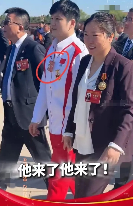 我宣布​樊振东正式回归​今天樊振东再次穿上他的战袍，去往北京接受表彰！