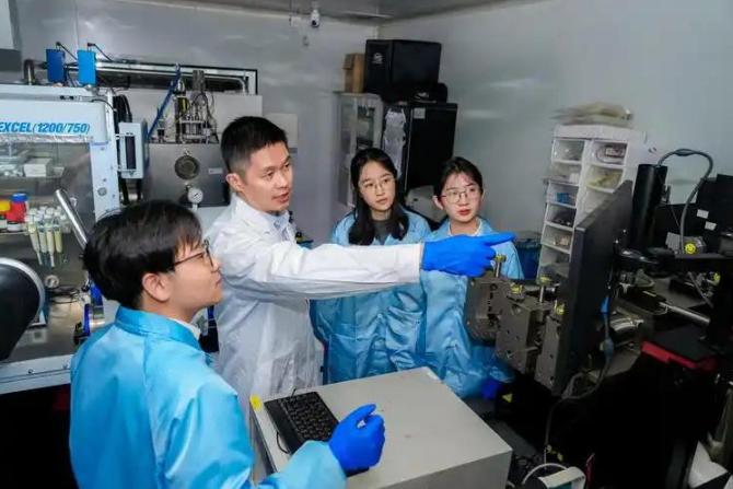 中国再出黑科技！破解太阳能痛点，两种材料，让黑夜也能轻松发电。咱们今天不谈虚