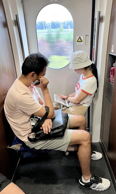 无座乘客站一等座被赶！12306硬刚回应，箱子划禁区引热议：规则还是冷漠？