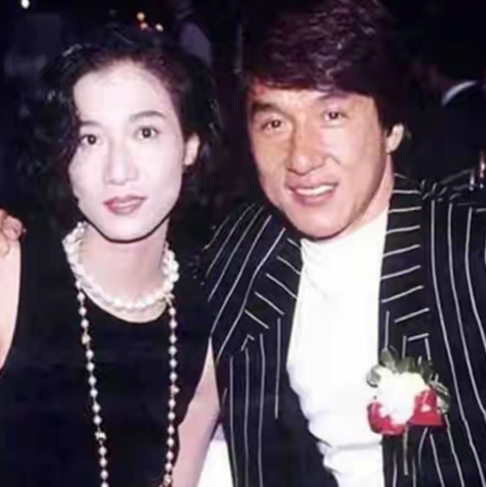 53岁吴绮莉中秋素颜直播,一个人吃泡面喝大蒜水,被问成龙直接跳过​​​