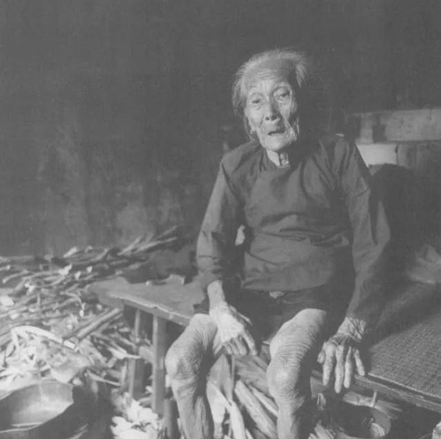 1939年，19岁少女，被日军推进洗澡房。翻译官笑眯眯说：“你有福了！你很漂亮，