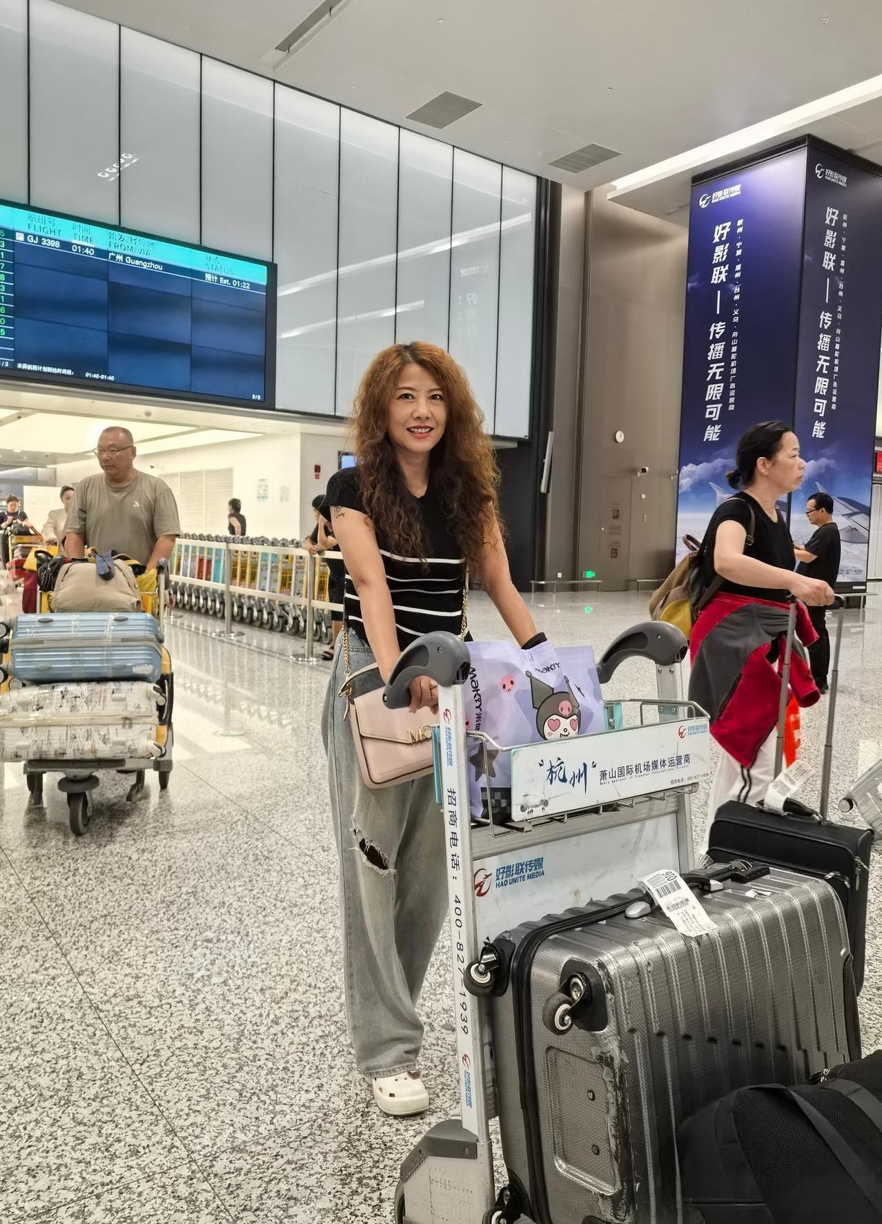 下了飞机，乘坐摆渡车到航站楼。一股潮湿的气息扑面而来，还是熟悉的配方、熟悉的味道