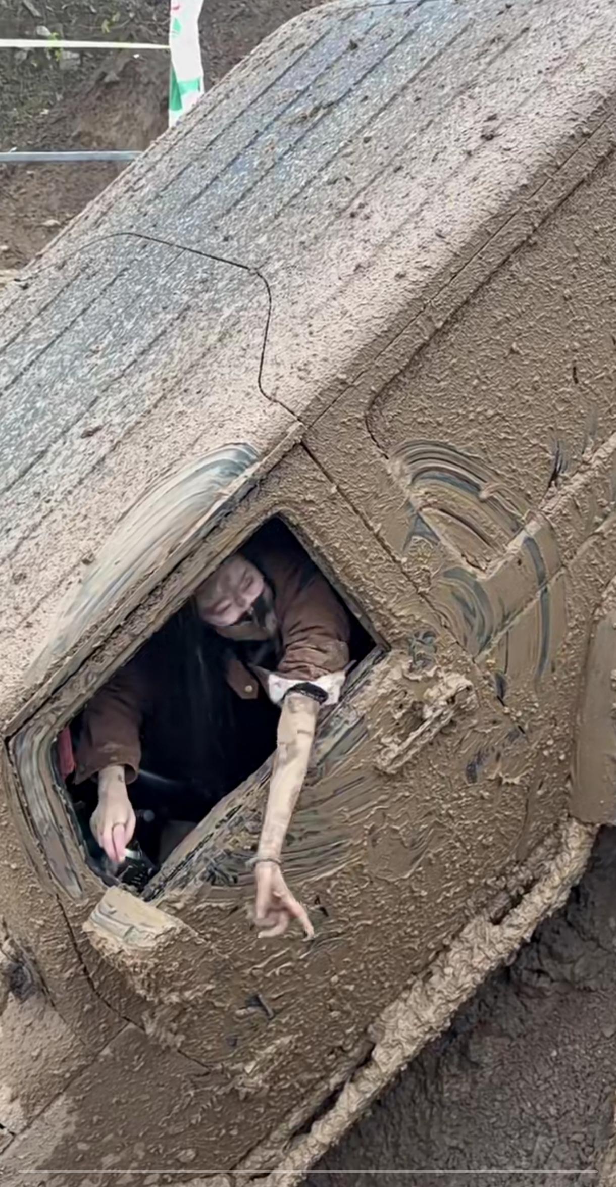 完了这车，深陷其中，只有搅盘吊起来。这事要打救援电话，等官方来救。