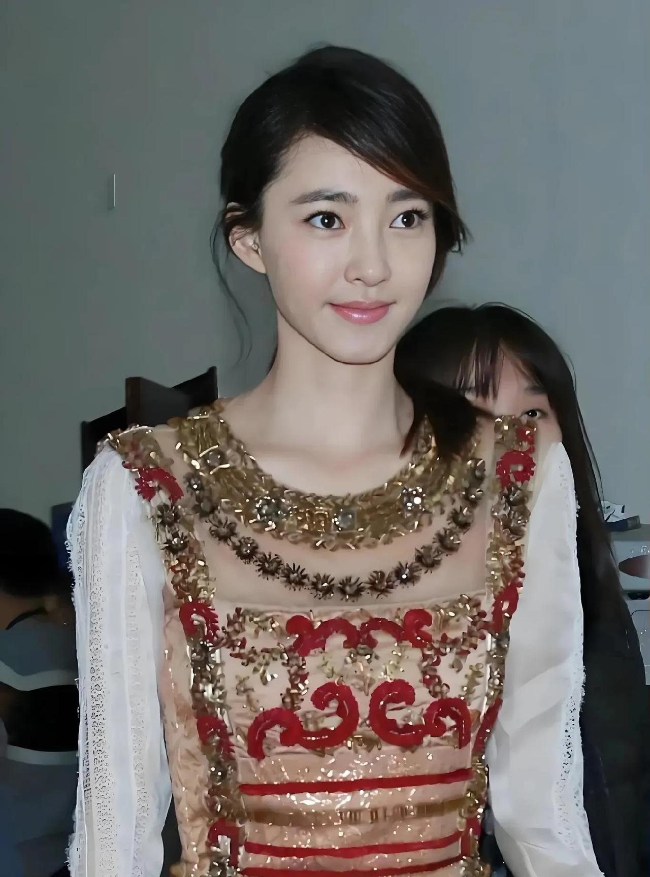 王丽坤长相真的很神奇，五官硬朗，又觉得很有女人味。#素颜王丽坤#
