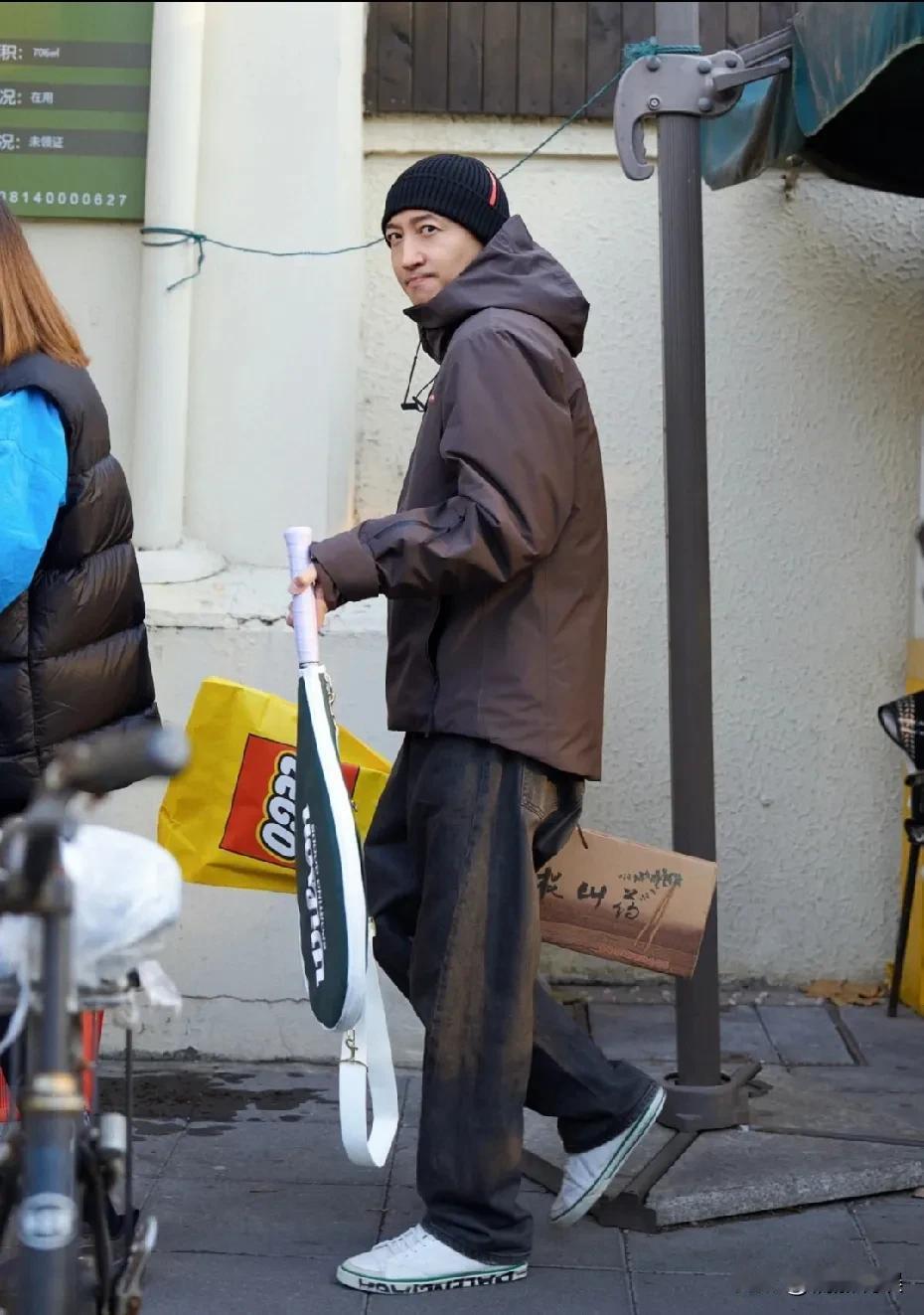 王阳这一身行头，好男人具象化了啊。他陪着女儿打球回家，戴着针织帽，穿着棕色的冲