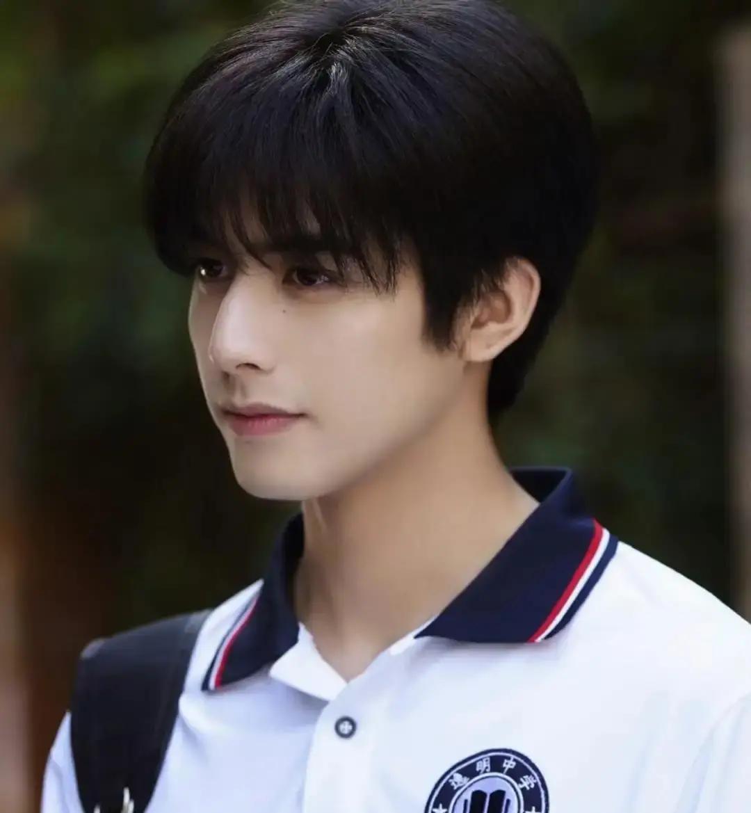 合约到期第2年，于正突然cue宋威龙他在直播间说“从没雪藏，只会给年轻人机