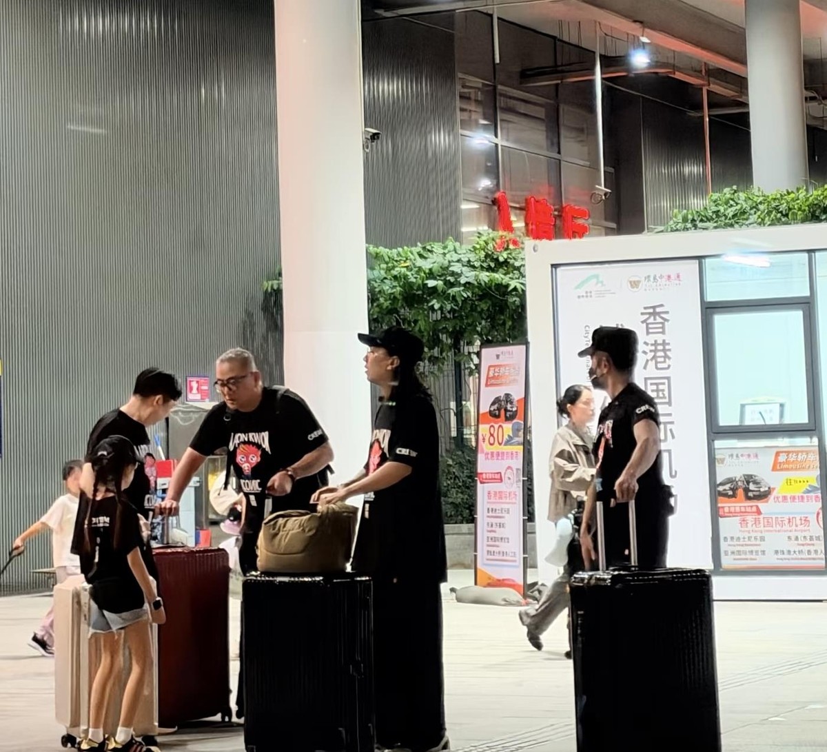 郭富城深夜过关被偶遇，深圳演唱会一结束就带着女儿和岳父赶回香港。细节扒出来更戳人：他早把方媛爸妈从安