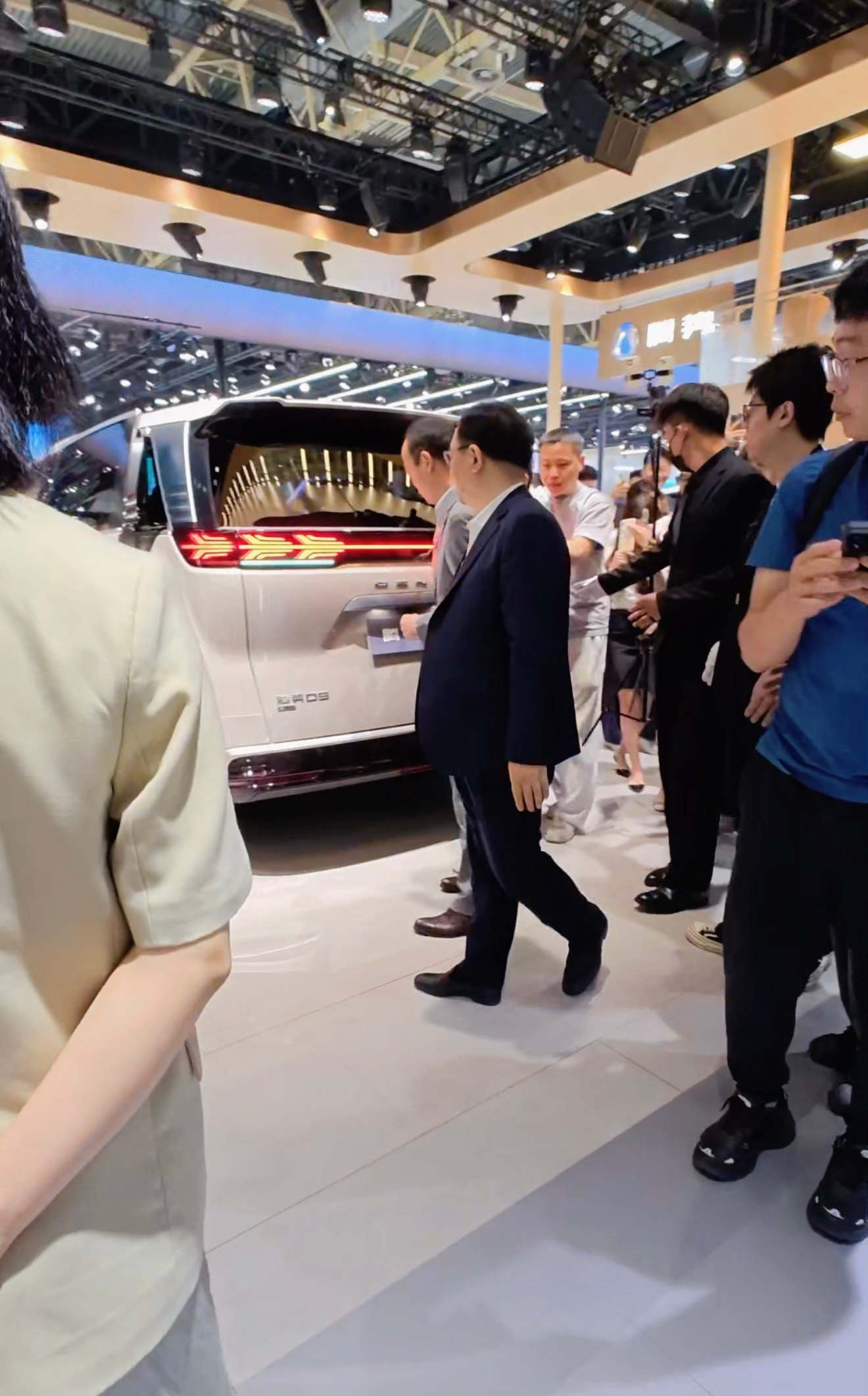 北京车展各家大佬互相串门是常规操作，但王传福去腾势展台，不叫串门！这纯属是回家蹲