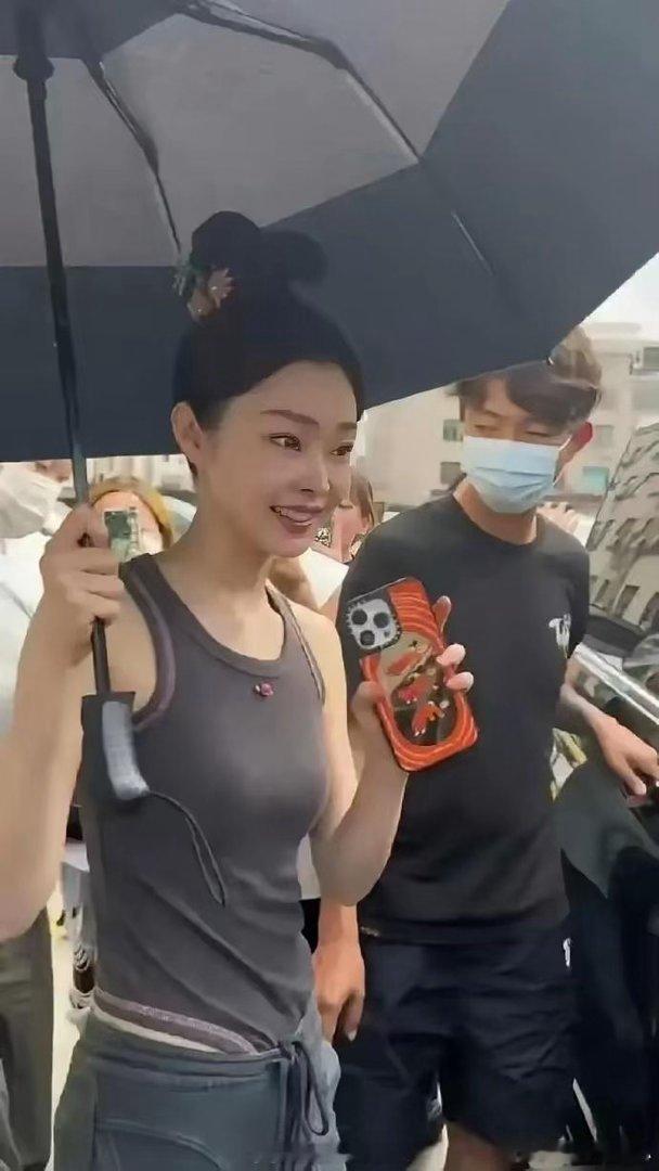 这种裤子上个厕所都是麻烦事吧