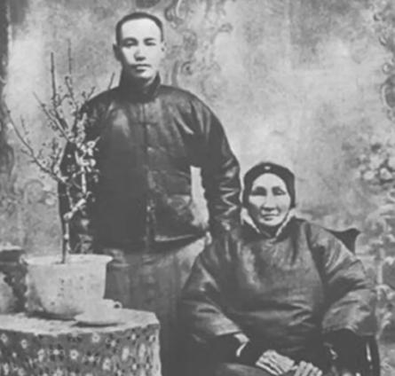 1921年6月14日，蒋介石的母亲王采玉病逝。临终前她叮嘱蒋介石，在她死后务必要