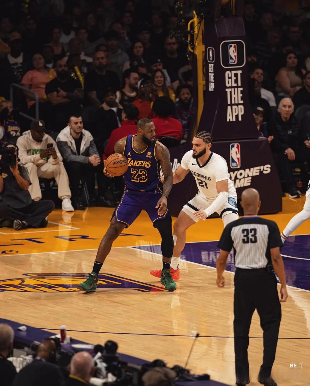 詹姆斯提出的建议是正确的。前面一段时间，湖人打得很挣扎，主要是东契奇拿着球一个人