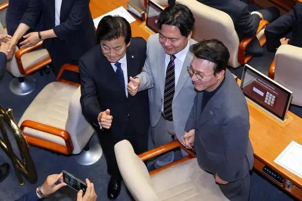 民主党发言人表示金民锡听证会已经结束，国民力量“只要还不能摆脱内乱党，就会越来越