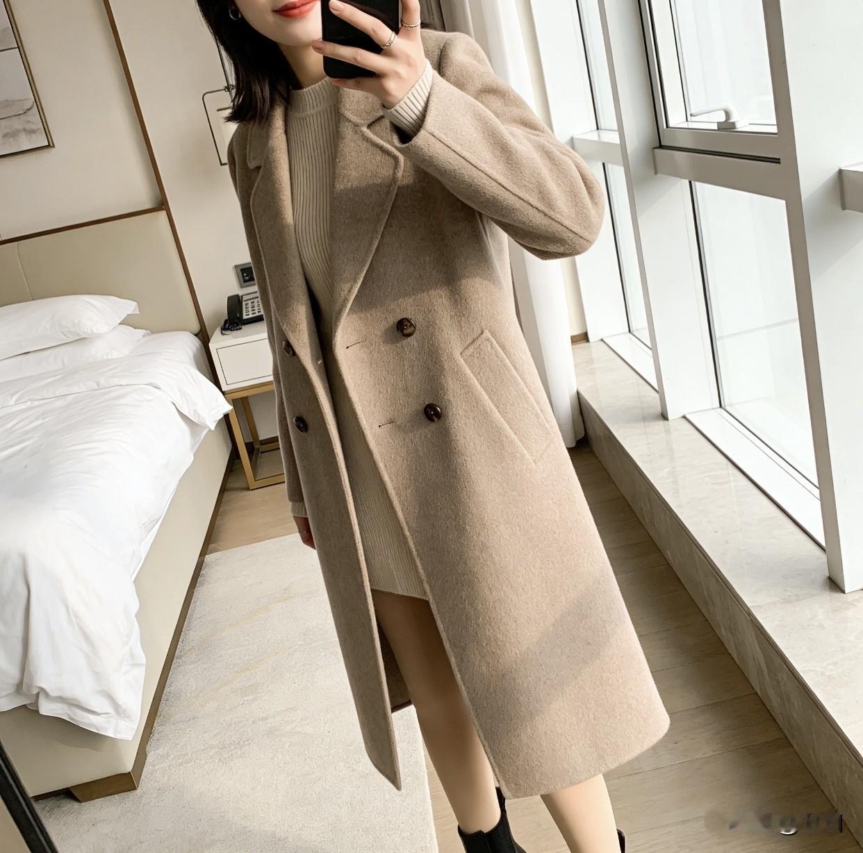 vlog打卡每日穿搭米奇色风衣内搭连身短裙下身光腿神器搭高跟短靴的魅力时尚穿搭