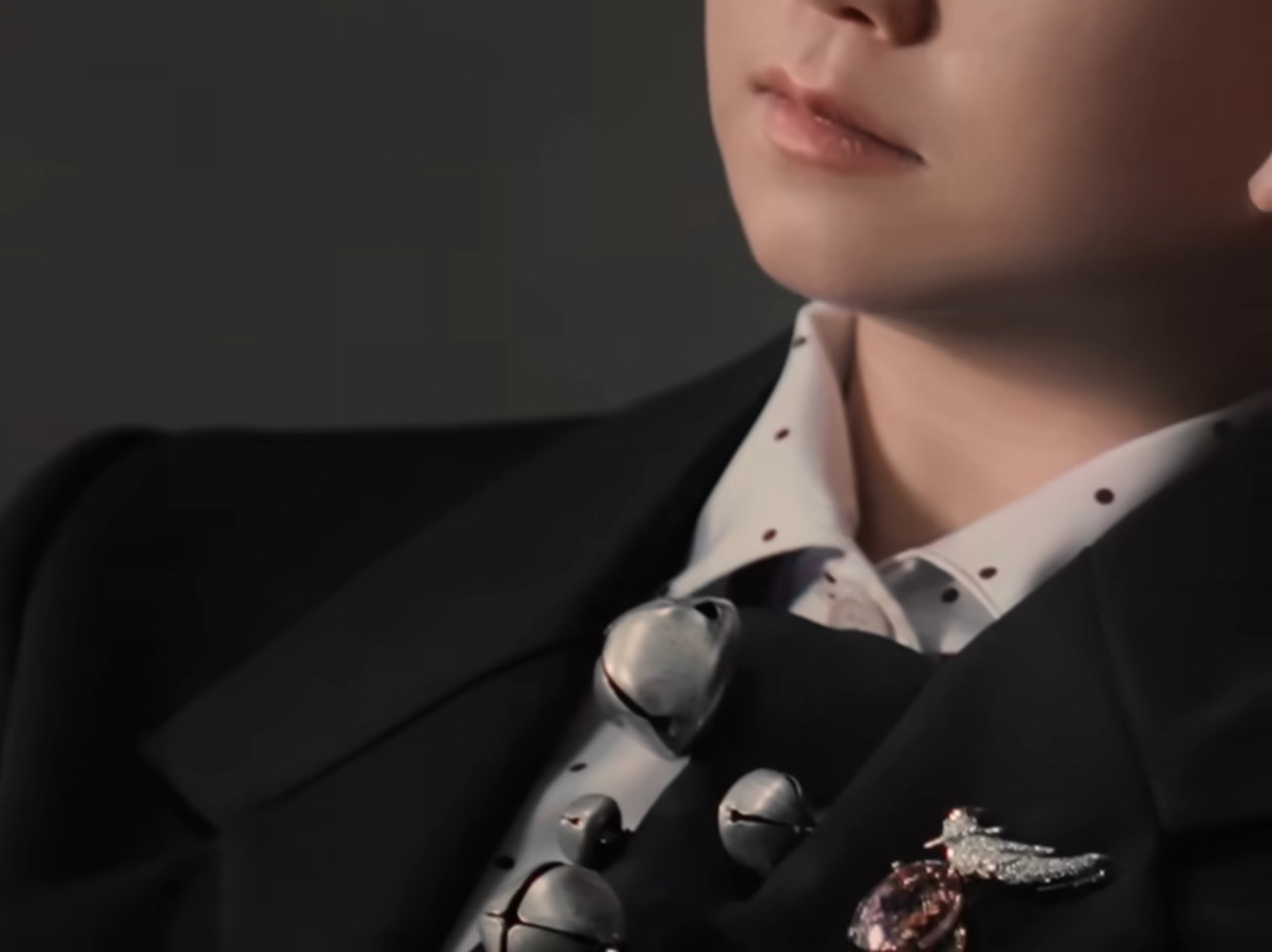 孙颖莎第三本五大杂志《嘉人》中所佩戴胸针为Tiffany石上鸟珠宝系列，是一款由