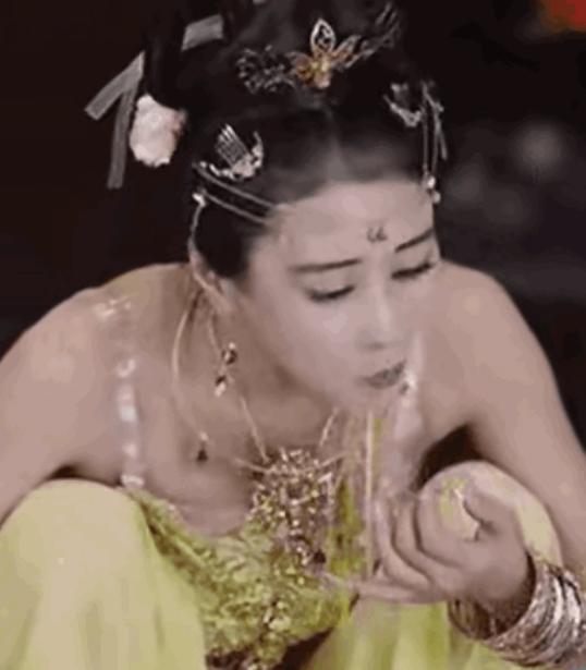 一张照片为什么能毁掉一个陌生人的一天？女孩走在路上，本来只是普通出行，却被陌生人