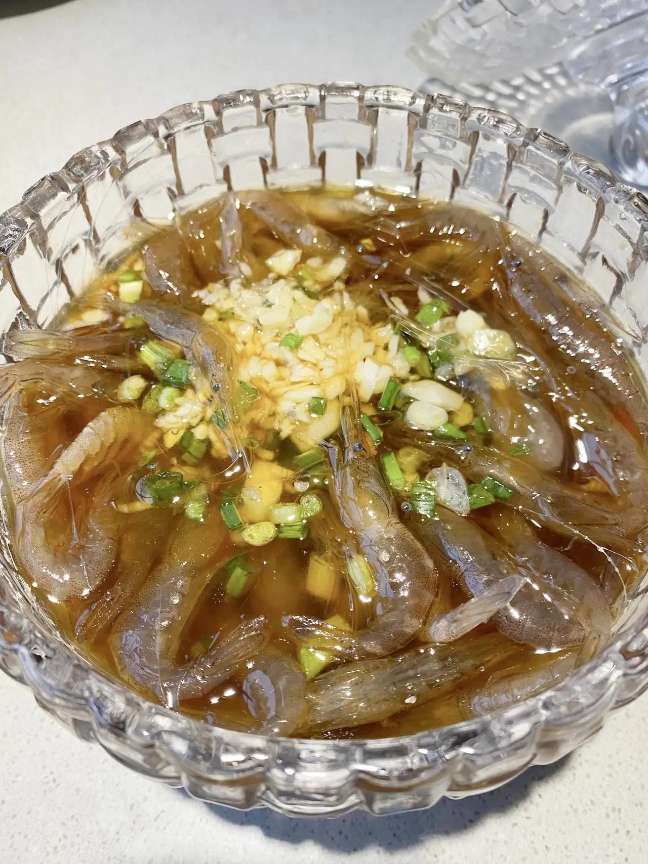 宁波人是真会吃，这活蹦乱跳的潮虾，配上黄酒、酱油、蒜末稍微一腌就敢上桌了，甚至有