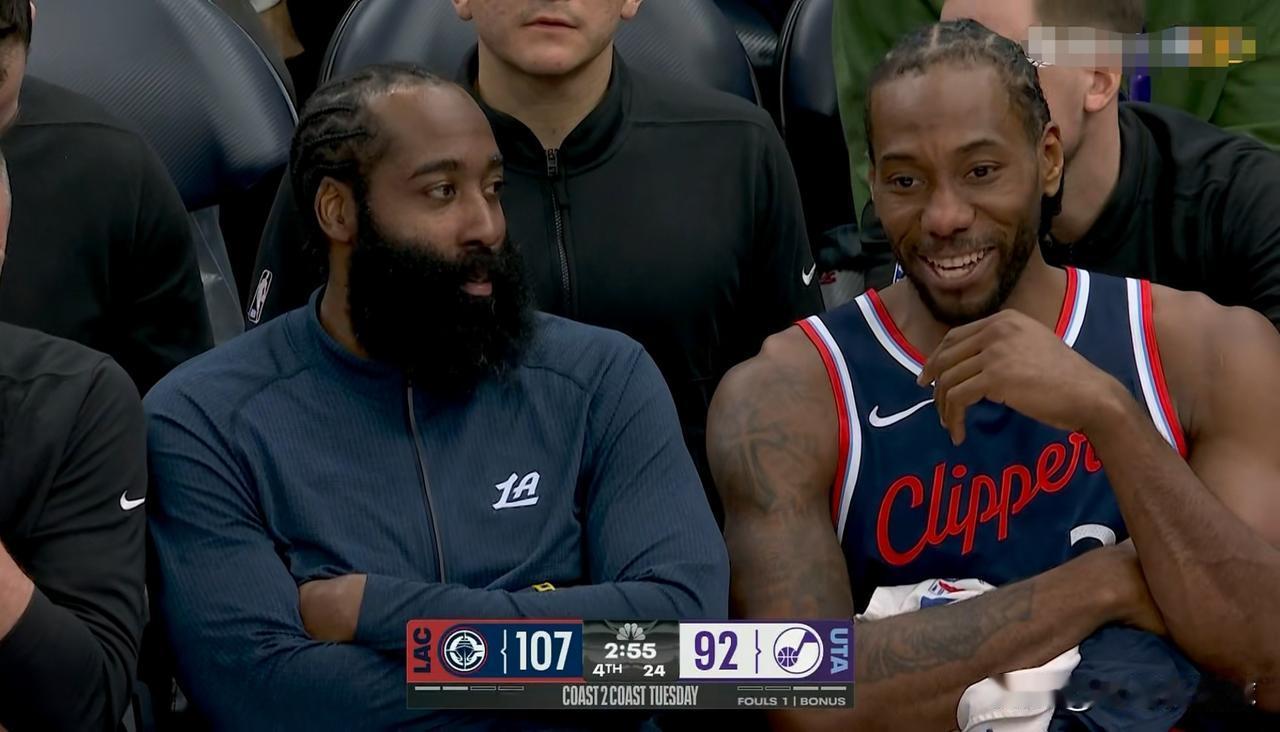 快船双星哈登和伦纳德真是太悠闲惬意了！在今天进行的快船和爵士的比赛中，当时比赛进