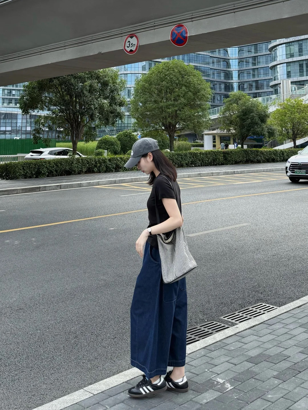 这样的穿搭超好看呀，简约又减龄！黑色的正肩短袖T恤，搭配一条蓝色阔腿牛仔裤，九分露脚踝的设计增加利落