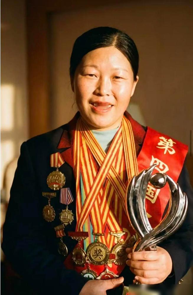 我敢说全中国都找不出第二个这样的孕妇：怀孕9个月，跑进能见度不足5米的沙尘暴里背