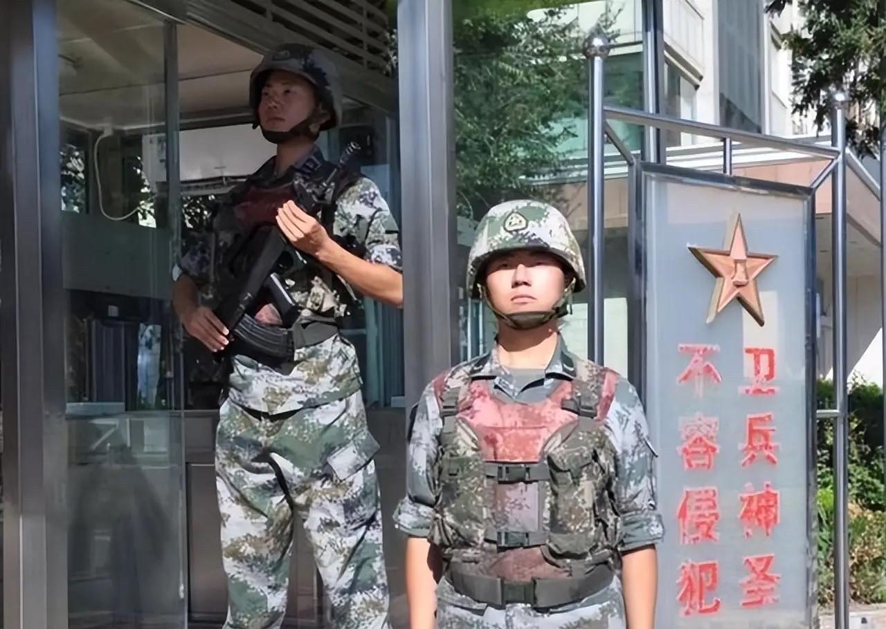 湖北，男子去部队探亲，嫌走大门程序繁琐。为了躲避哨兵检查，绕小路偷偷溜了进去。谁