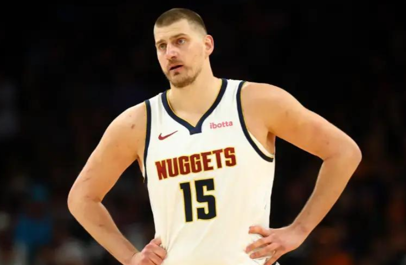 约基奇的防守怎么突然这么好了补了凌晨的比赛录像，发现约基奇防守方站位和数据都