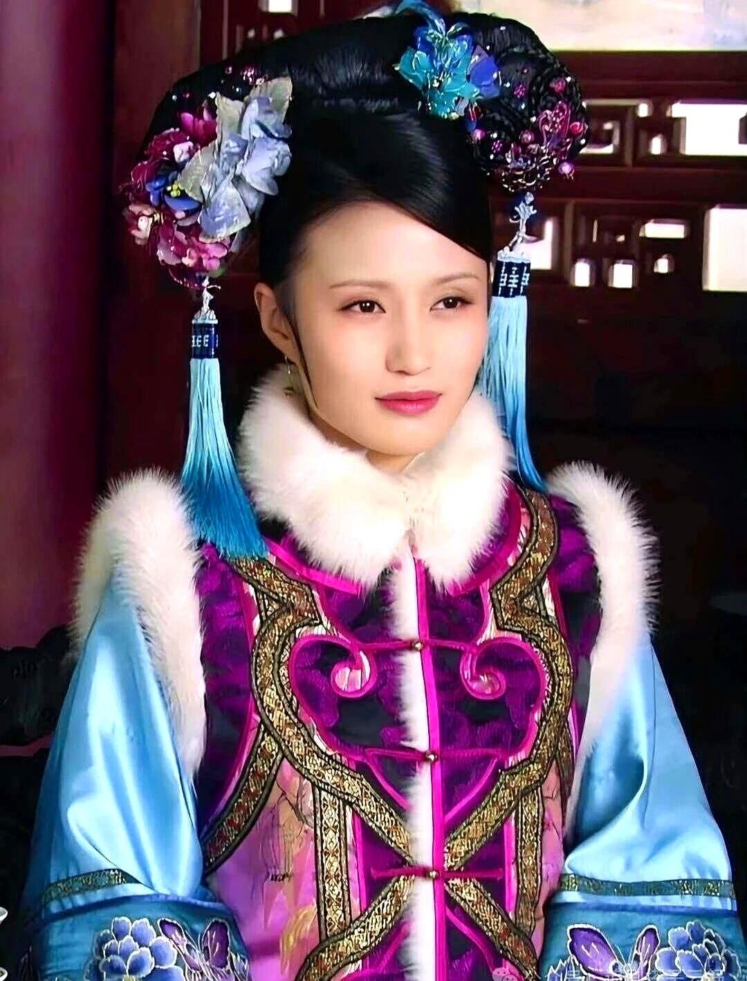 甄嬛传杀青那天，万美汐翻开通告单，出勤率竟然快赶上孙俪了。她演的欣贵人没半点