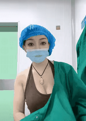 脸蛋美也就算了，身材还那么美，又是知识女性，又是白衣天使，四个特质，真是少见啊！