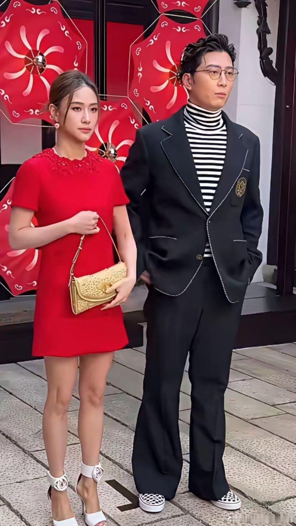 真是同人不同命啊！窦骁和辛奇隆两人都是娶了赌王的女儿，让人料想不到的是，窦骁娶何