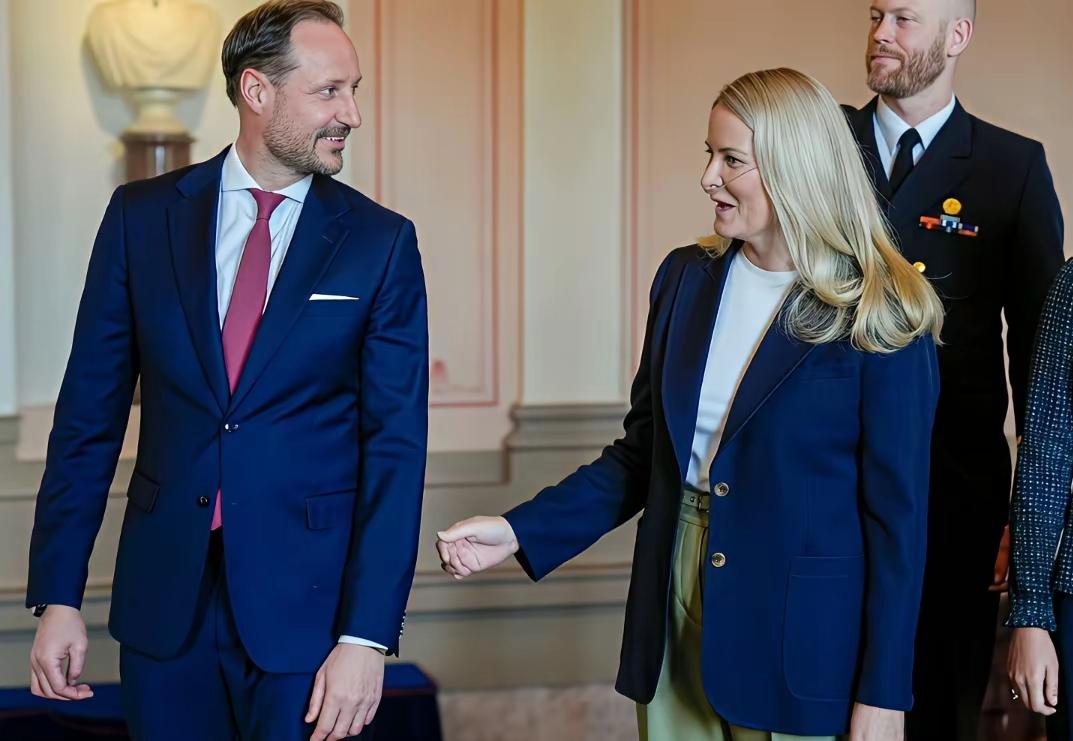 爱与不爱，在挪威王储身上，体现得淋漓尽致！二十多年前，挪威王储哈康不顾所有人反