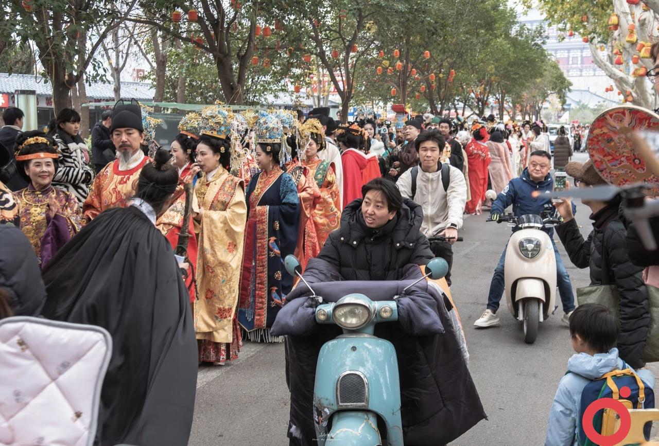 东华门那一片汉服摊子，一夜之间被扫了个干净，理由挺硬占道。转头看故宫里，不少