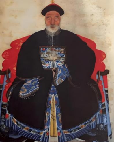 乾隆嫌考生太丑，当场出上联羞辱：“独眼不能登金榜。”满朝大臣捂嘴偷笑。考生不慌不