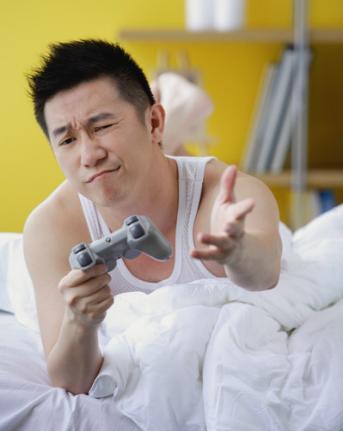 28岁单身小伙遭陌生妇女搂抱亲吻, 大呼救命, 穿短裤跑出家门