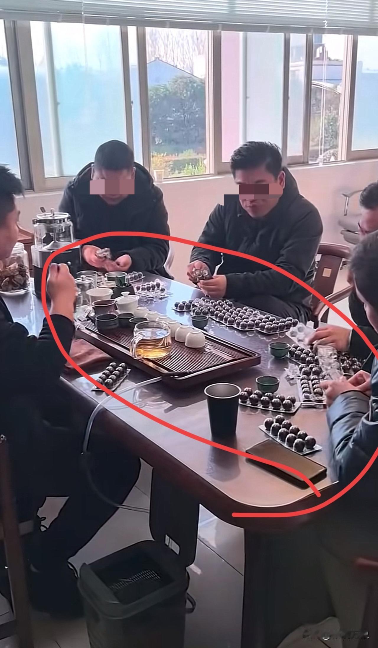 哥几个这是吃啥呢？谁知道？吃的还挺香[抠鼻]