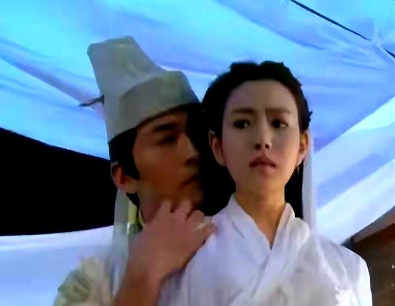 小龙女被点穴，尹志平趁黑摸上来，完事她还以为那是杨过。后来真相曝光，她提着剑追了