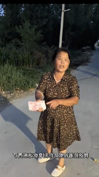 小故事！这老壳子她真拿着鸡毛当令箭，想让王老六赔偿一半的五千块钱，