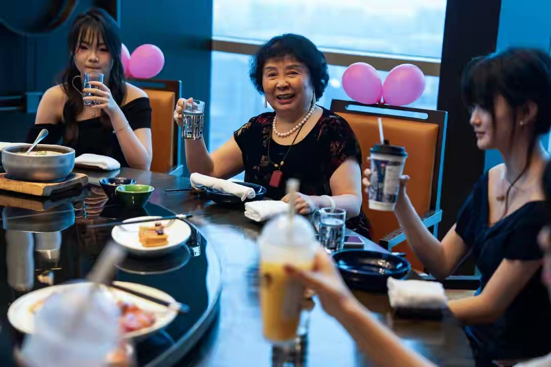60岁冒险生双胞胎，女儿办16岁生日会：这次，盛海琳成了旁观者