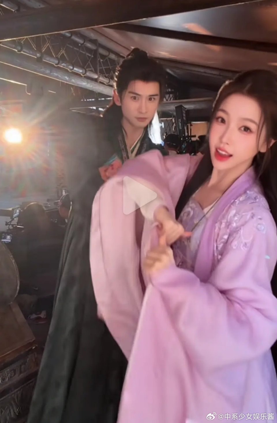 虞书欣怎么光顾自己美丽，看看后面张云龙都成啥了