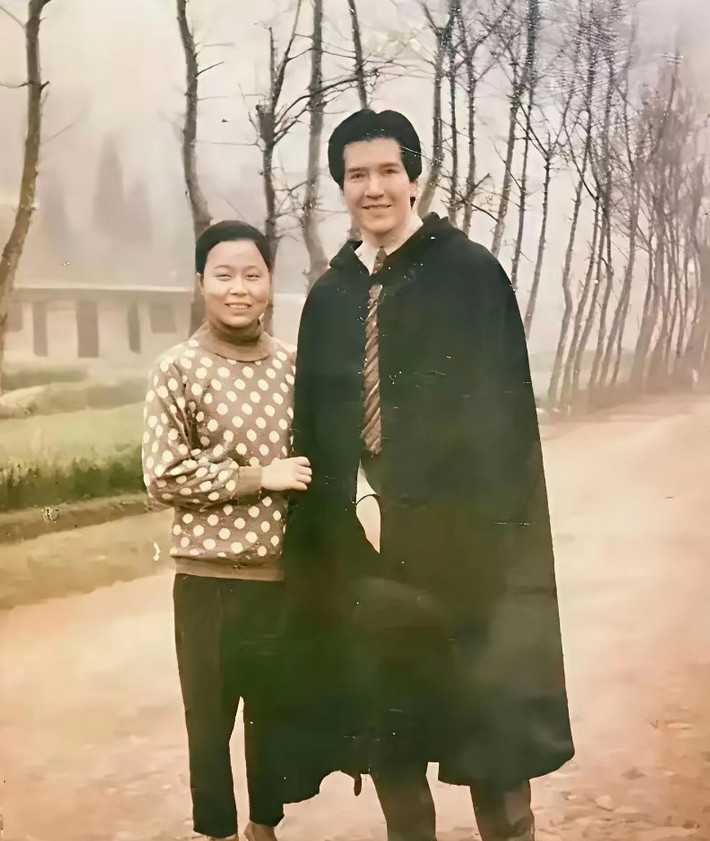 这是费翔年轻时和他母亲的合照，单看照片会发现，他跟母亲几乎没什么相似之处。不管是