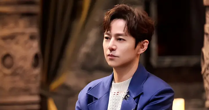 何炅无妻无子父母离世 保姆风波后转型人生