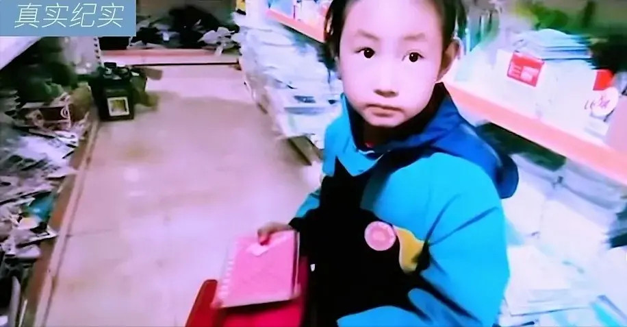 “只要我听话，妈妈就会回来的”2022年江苏南京，一名9岁小女孩，来到文具店买笔