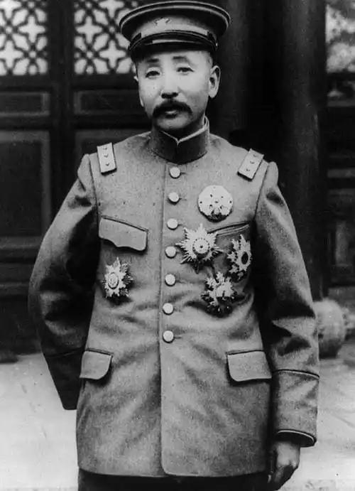 1924年的奉天街头，张作霖路过一个修鞋摊，见鞋匠干活慢，抬脚就踢了一下。鞋匠反