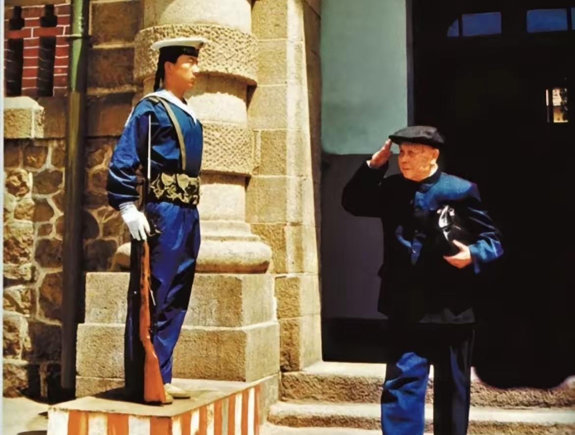 上世纪八十年代，晚年的邓兆祥将军离开办公楼时，向哨兵还礼的感人一幕。邓老身板笔挺