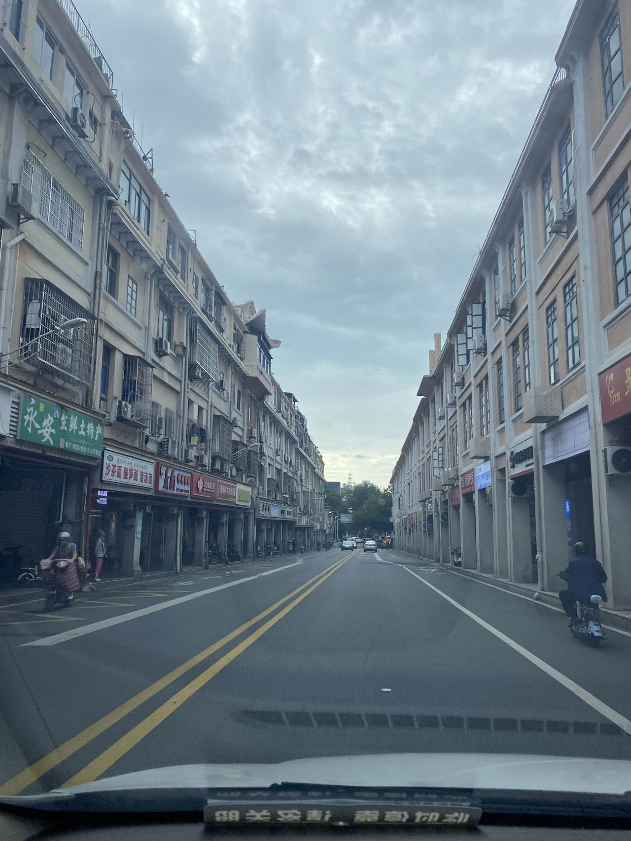 我认识一个快递小哥，他遇到天天在网上买衣服又天天退货的女青年，怎么处理的呐？女