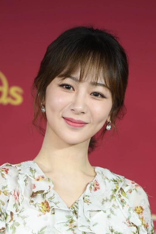 杨紫和迪丽热巴，这俩90花各有千秋。杨紫稳扎稳打靠演技说话。从《香蜜》里的锦觅