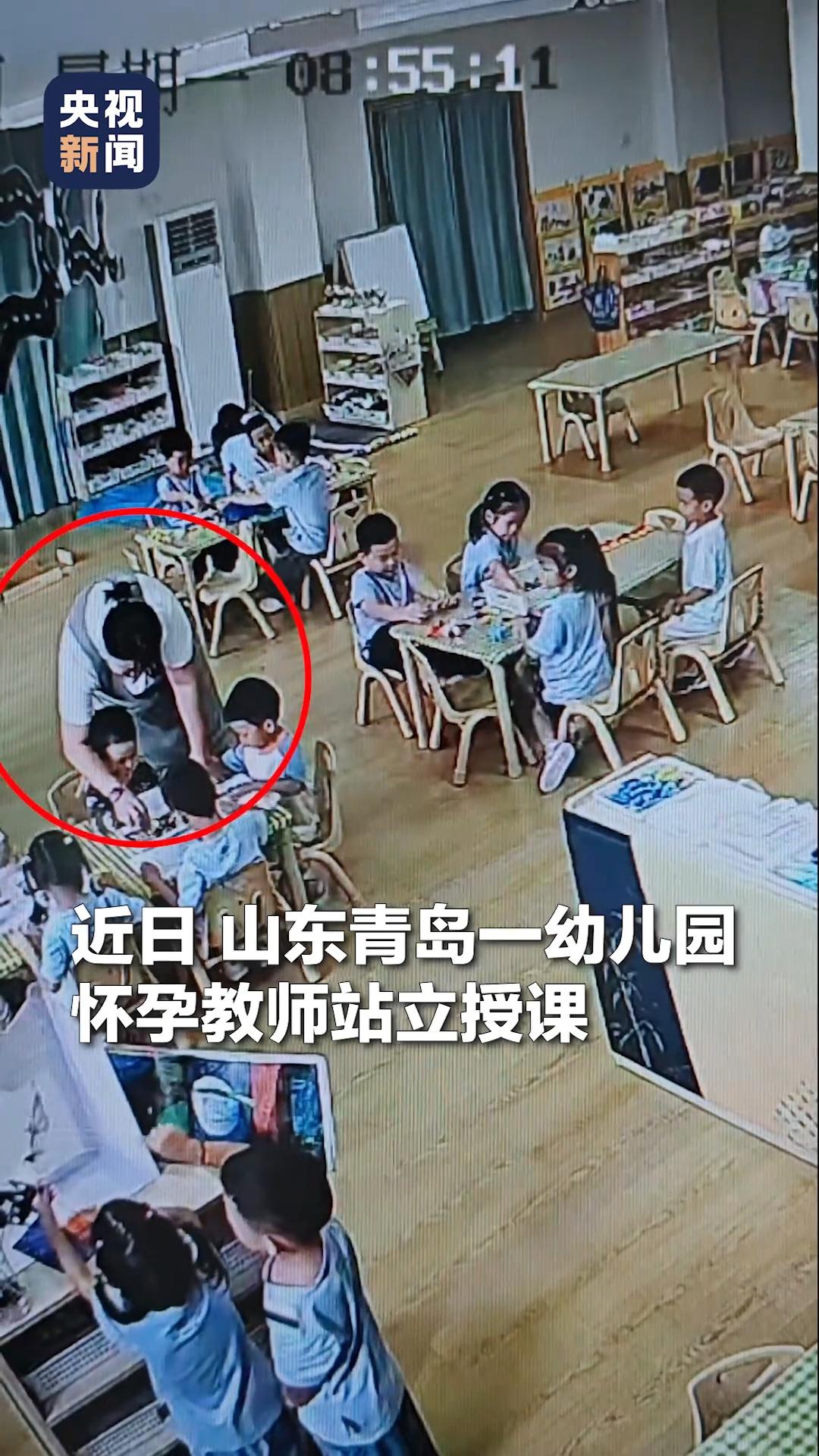 被央视表扬了！山东青岛某幼儿园一怀孕女教师正给小朋友授课，丝毫没注意到身后