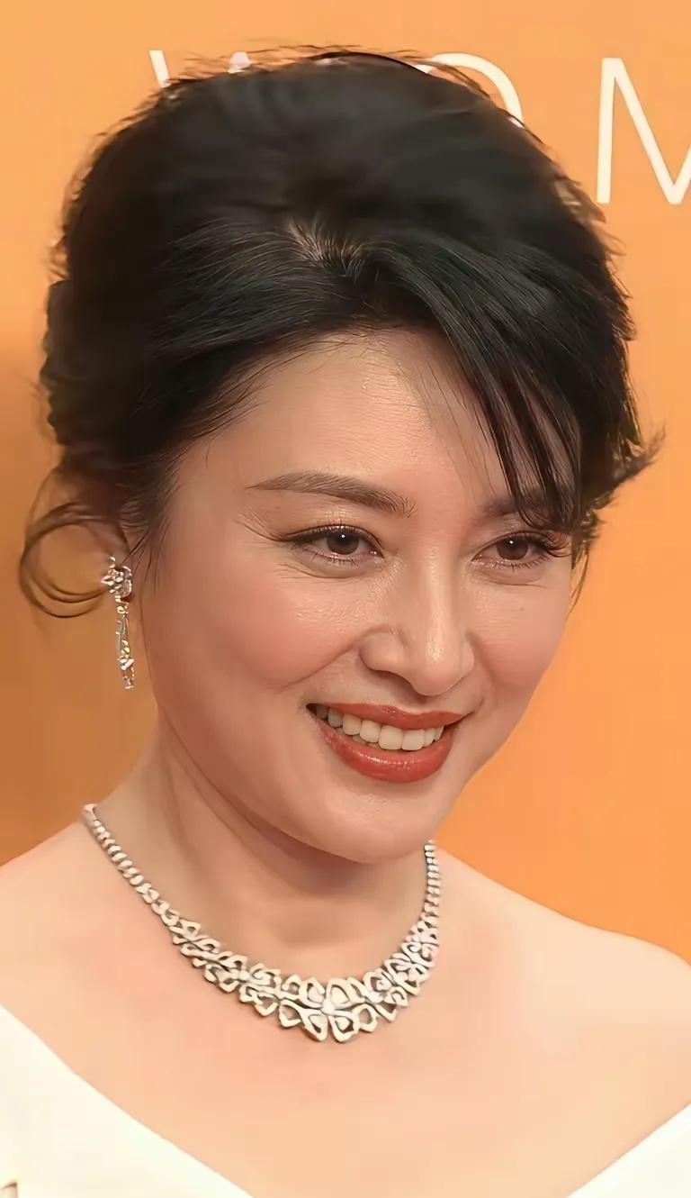 前央视主持人，连续16年春晚主持人，现在是保利文化艺术总监。大家能猜出
