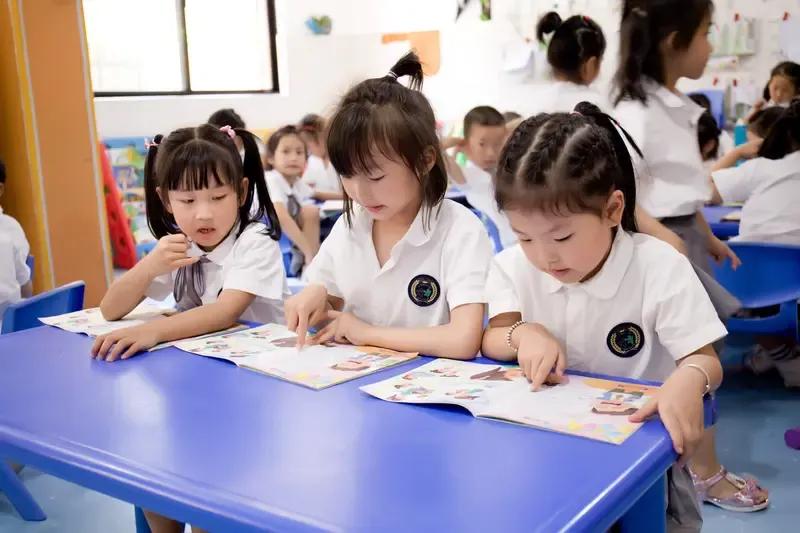 现在教师转岗的形式是学段往上升了！就是幼儿园教师转岗成小学教师，小学教师转岗成