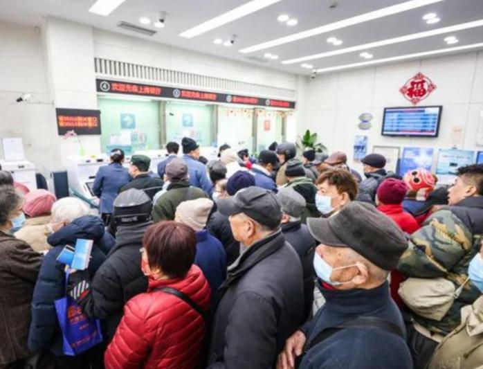 我们正在亲历社保发展的特殊阶段！当下部分拿到较高退休金、可以外出旅游的这代人