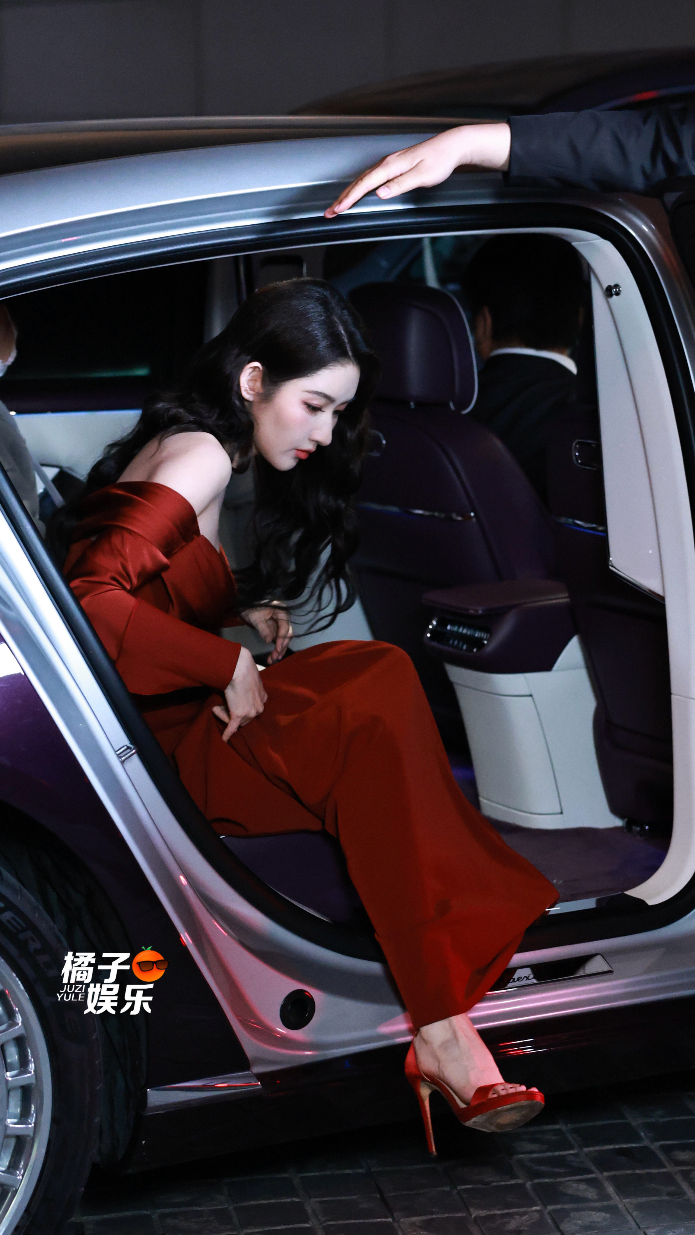 王玉雯芭莎艺术红毯生图：红裙太美了，随手一拍就是神图🌺